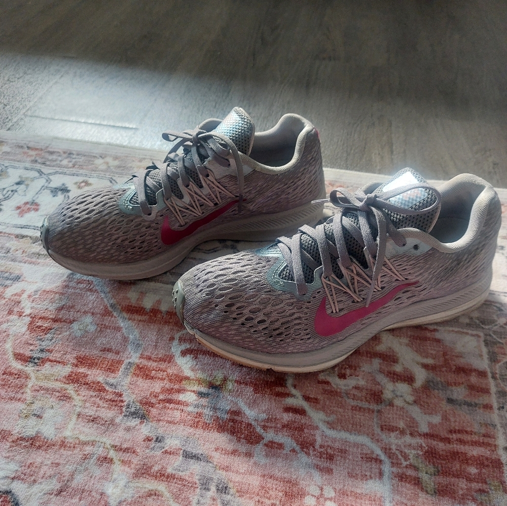 Nike Women’s Athletic Shoes - Gray with Pink Swoosh Size: 7